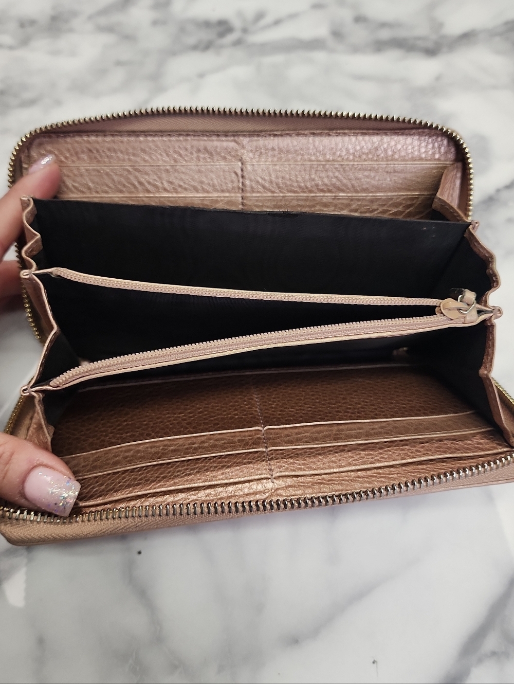 Authentic Light Pink Shimmery Leather Gucci Soho Lonh Zippy Wallet - Picture 5 of 9